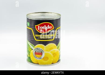 KIEV, UCRAINA - 24 DICEMBRE 2020: Studio sparare di stagno con Lorado ananas anelli tagliati in leggero sciroppo primo piano su sfondo bianco. Foto Stock