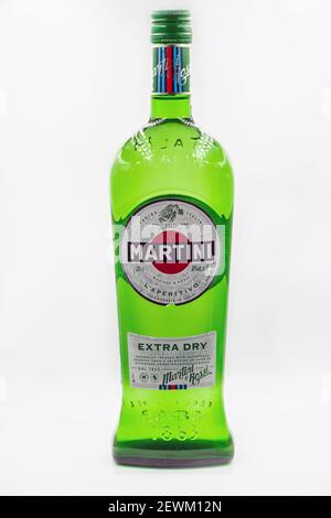 KIEV, UCRAINA - 06 GENNAIO 2021: Martini Extra Dry bottiglia closeup, un famoso vermouth italiano è il quarto prodotto di marca alcolica più potente del mondo Foto Stock