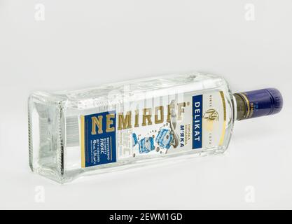 KIEV, UCRAINA - 06 GENNAIO 2021: Ucraino Nemiroff Delicat vodka bottiglia closeup contro bianco. Nemiroff è un marchio internazionale di alcolici, uno dei suoi Foto Stock