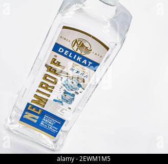 KIEV, UCRAINA - 06 GENNAIO 2021: Ucraino Nemiroff Delicat vodka bottiglia closeup contro bianco. Nemiroff è un marchio internazionale di alcolici, uno dei suoi Foto Stock