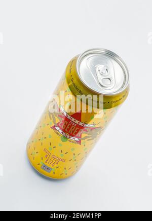 KIEV, UCRAINA - 06 GENNAIO 2021: Studio shot di birra tedesca lager Egerer può closeup su sfondo bianco. Foto Stock