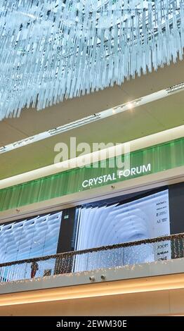 POZNAN, POLONIA - 03 dicembre 2017: Area Crystal Forum con cristalli appesi sul soffitto nel centro commerciale Pornania Foto Stock