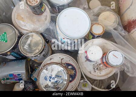 Vecchie barattoli di vernice o lattine pronte per la raccolta e la ritrattamento In Australia Foto Stock