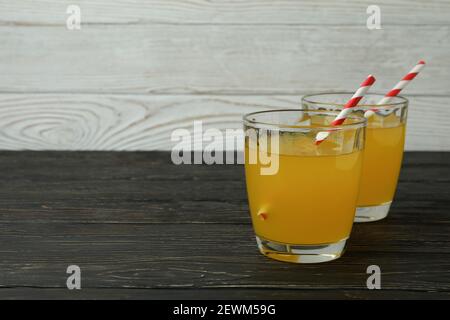 Bicchieri di soda arancione su sfondo di legno Foto Stock