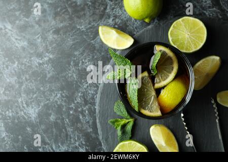 Vassoio con cocktail Cuba Libre su sfondo nero fumé, vista dall'alto Foto Stock