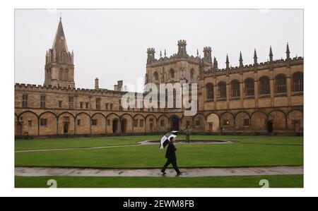 Bilawal Bhutto Zardari attraversa un quadrilatero al Christ Church College di Oxford, Inghilterra meridionale, 11 gennaio 2008. Il figlio del leader dell'opposizione pakistano assassinato Benazir Bhutto, ed ora presidente del Partito popolare pakistano, sta iniziando un nuovo mandato come studente universitario all'Università di Oxford. pic David Sandison Foto Stock