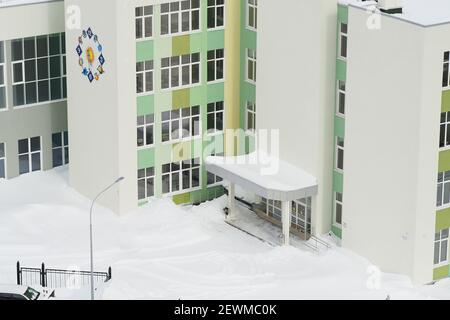 Nuova scuola. Bellissimo edificio scolastico moderno, un grande orologio sulla parte anteriore dell'edificio. Foto Stock