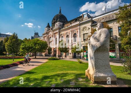 Statua di Andras Rapcsak, creata da Imre Varga, 2007, edificio della Magyar Bank a Kossuth ter a Hodmezovasarhely, regione della Grande pianura meridionale, Ungheria Foto Stock