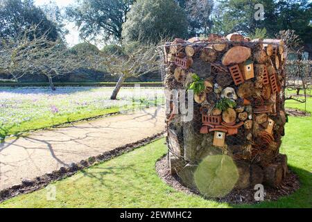 Hotel deluxe per insetti nel frutteto dei West Dean Gardens, Chichester. Progettato per attrarre una varietà di insetti tra cui insetti impollinanti di valore. Foto Stock