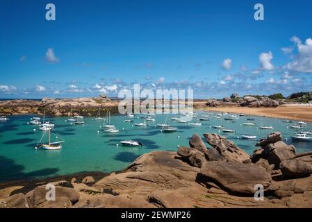 Barche a vela e acqua trasparente sulla spiaggia di Coz-Pors a Tregastel, Côtes d'Armor, Bretagna, Francia Foto Stock