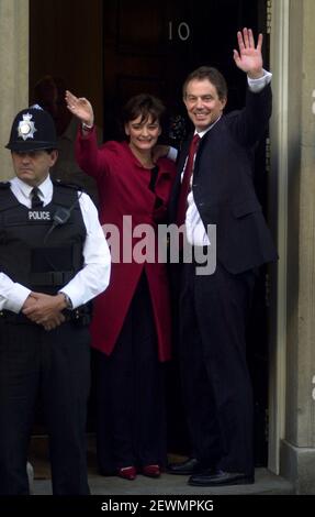 TONY BLAIR E CHERIE BLAIR TORNANO A DOWNING ST DOPO UNA SECONDA VITTORIA ELETTORALE Foto Stock