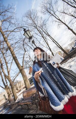 Turistico sulla strada della città vecchia di Tallinn in un giorno di primavera Foto Stock