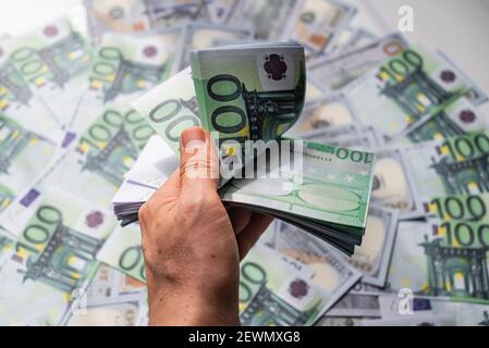 Dollaro degli Stati Uniti. Centinaia di dollari di fatture. Nuovo disegno di legge di cento dollari su sfondo bianco. Pacchetto di centinaia di dollari di fattura in mano. Peggioramento dell'economia Foto Stock