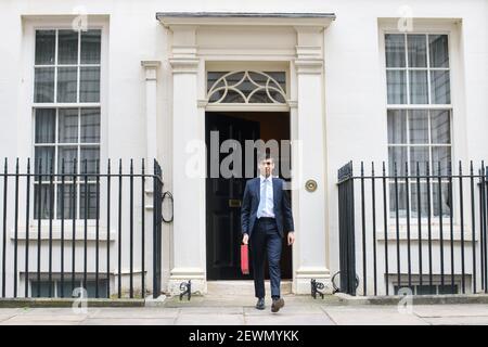 Londra, Regno Unito. 3 marzo 2021. Il Cancelliere dello scacchiere Rishi Sunak lascia il numero 11 Downing Street, prima di consegnare il suo bilancio alla Camera dei Comuni Data immagine: Mercoledì 3 marzo 2021. Il credito fotografico dovrebbe essere: Matt Crossick/Empics/Alamy Live News Foto Stock