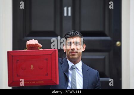 Il Cancelliere dello scacchiere, Rishi Sunak, detiene la sua "Red Box" ministeriale fuori 11 Downing Street, Londra, prima di dirigersi alla Camera dei Comuni per realizzare il suo bilancio. Data immagine: Mercoledì 3 marzo 2021. Foto Stock