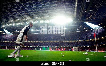 FA SHIELD BENEFICO AL MILLENNIUM STADIUM CARDIFF DAVID BECKHAM PRENDE UN CALCIO LIBERO Foto Stock
