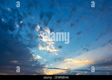 Cielo colorato con le nuvole al tramonto, sullo sfondo della natura Foto Stock