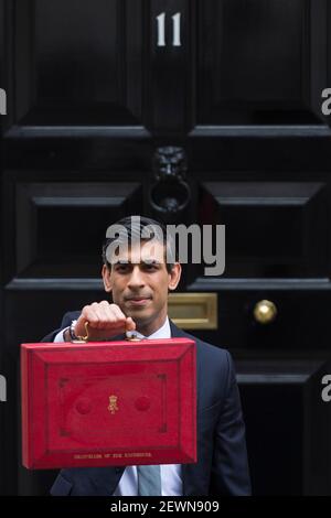 Londra, Regno Unito. 3 marzo 2021. Rishi Sunak, Cancelliere dello scacchiere, parte dal numero 11 di Downing Street per tenere il suo discorso sul budget alla Camera dei Comuni. Si prevede che la sua dichiarazione coprirà i piani di sostegno alla ripresa economica del paese durante la pandemia del Covid-19 in corso, compresa un’estensione al programma di furlough per i dipendenti. Credit: Stephen Chung / Alamy Live News Foto Stock