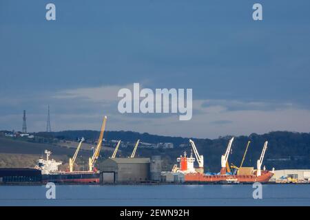 Vista del porto di Rosyth, Fife, Scozia. Foto Stock