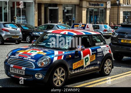 Mini auto per allievi con adesivi e jack Union Foto Stock