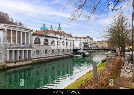 Centro di Lubiana in autunno in Slovenia con barche sul fiume Lubiana. Foto Stock