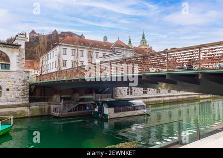 Centro di Lubiana in autunno in Slovenia con barche sul fiume Lubiana. Foto Stock