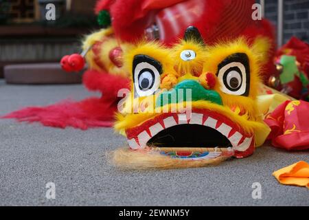 Primo piano testa di ballo cinese leone a terra. La danza dei leoni è un'esibizione tradizionale durante il nuovo anno cinese. Foto Stock