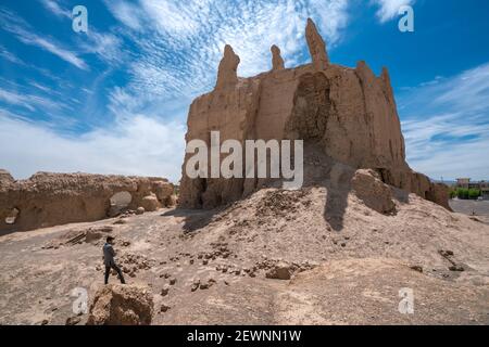 Naein, Iran - 14.04.2019: Un uomo che domina le rovine dell'antico castello di Naryn. Fortezza molto antica nella vecchia Persia, Iran. Foto Stock