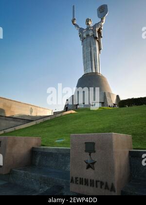 Monumento della madrina a Kiev, l'Ucraina ha sparato durante il tramonto Foto Stock