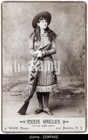 Annie Oakley (1860-1926), sharpshooter americano protagonista del Buffalo Bill's Wild West Show, fotografia ritratto di John Wood, circa 1885 Foto Stock