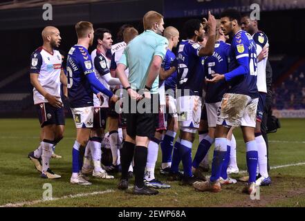 OLDHAM, INGHILTERRA. IL 2 MARZO Oldham Athletic's Kyle Jameson viene inviato dall'arbitro James Oldham durante la partita Sky Bet League 2 tra Oldham Athletic e Bolton Wanderers a Boundary Park, Oldham, martedì 2 marzo 2021. (Credit: Eddie Garvey | MI News) Credit: MI News & Sport /Alamy Live News Foto Stock