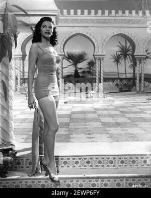 YVONNE DE CARLO Pubblicità Ritratto in costume da bagno per HOTEL SAHARA 1951 regista KEN ANNAKIN fotografo ancora Cornel Lucas Tower Film - George H. Brown Productions / General Film Distributors (GFD) Foto Stock