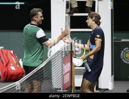 Rotterdam, Paesi Bassi, 02/03/2021, John Millman dell'Australia controlla le mani con il vincitore Alex de Minaur dell'Australia durante il giorno 2 del 48° torneo mondiale di tennis ABN AMRO, un torneo ATP Tour 500 il 2 marzo 2021 al Rotterdam Ahoy di Rotterdam, Paesi Bassi - Foto Jean Catuffe / DPPI / LiveMedia Foto Stock