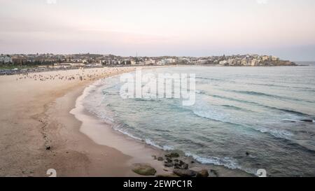 Spiaggia di sabbia della città al tramonto, Tiro a Bondi Beach a Sydney, nuovo Galles del Sud, Australia Foto Stock