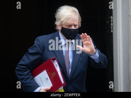 Londra, Regno Unito. 3 marzo 2021. Il primo ministro britannico, Boris Johnson, lascia 10 Downing Street per andare alla Camera dei Comuni per le domande del primo ministro. Oggi, Rishi Sunak farà il suo budget. Credit: Mark Thomas/Alamy Live News Foto Stock