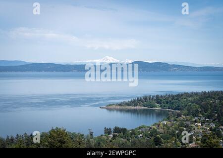 Vista sul vulcano Baker dall'isola di Vancouver, ripresa sull'isola di Vancouver, British Columbia, Canada Foto Stock