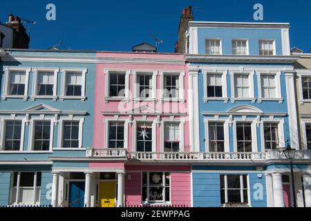 Case a schiera Italianate di colore brillante grado ll elencato Chalot Square Primrose Hill, a nord di Londra, Inghilterra Foto Stock