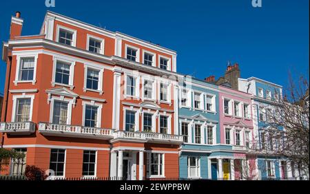 Case a schiera Italianate di colore brillante grado ll elencato Chalot Square Primrose Hill Londra Inghilterra Foto Stock