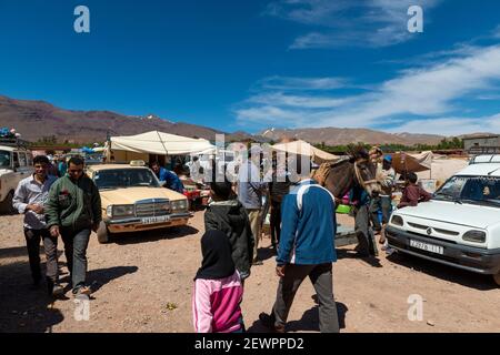 Telouet, Marocco - 14 aprile 2016: Scena di strada nel villaggio di Telouet, nella regione atlante del Marocco, con la gente in un mercato di strada. Foto Stock