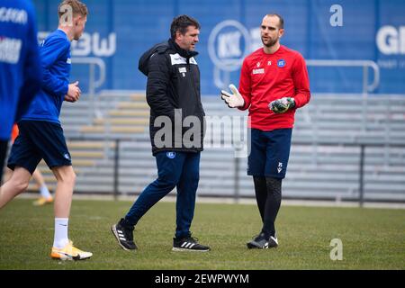 Goalwart Marius Gersbeck (KSC) / r parla con il coach Zlatan Bajramovic (KSC). GES / Calcio / 2. Bundesliga: Allenamento Karlsruher SC, 03.03.2021 Calcio: 2 Bundesliga tedesca: Pratica; allenamento Karlsruhe Sport Club, Karlsruhe, 3 marzo 2021 | utilizzo in tutto il mondo Foto Stock