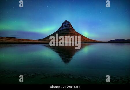 Northern Light (Aurora Boreale) oltre Kirkjufell montagna in Islanda Foto Stock