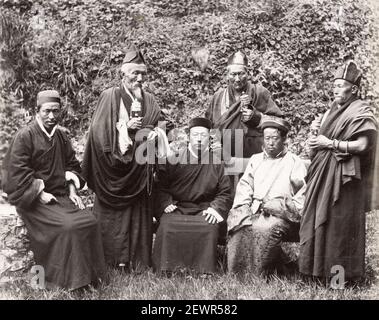 Fotografia d'epoca della fine del XIX secolo: Lamine tibetane, re di Sikkim, Darjeeling, intorno alla fine del 1890 Foto Stock