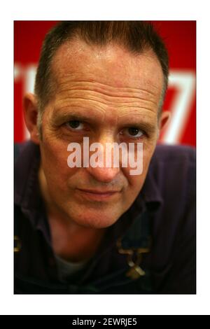 Bill Drummond (ex membro KLF e ora artista su larga scala) Nel suo magazzino/studio in Norwichphotografia di David Sandison The Independent Foto Stock