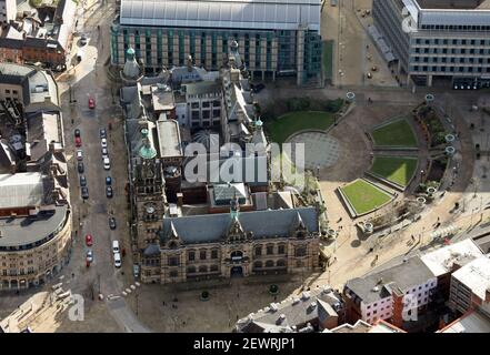 Vista aerea del Municipio di Sheffield con i Peace Gardens e l'hotel Mercure) Foto Stock