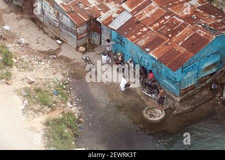 Santo Domingo, repubblica Dominicana - 11 gennaio 2020: Gli uomini locali sono nella baraccopoli di Santo Domingo in un giorno, vista aerea urbana Foto Stock