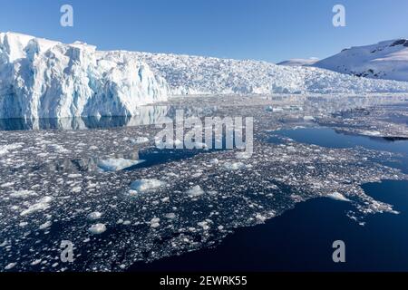 Montagne innevate, ghiacciai e ghiacci in Cierva Cove, Hughes Bay, Antartide, Polar Regions Foto Stock