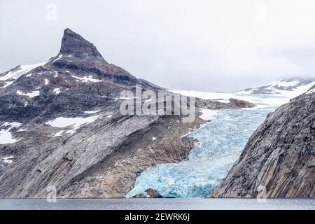 Il Ghiacciaio Igdlorsuit delle maree che scende fino al mare, Prins Christian Sund, Groenlandia, regioni polari Foto Stock