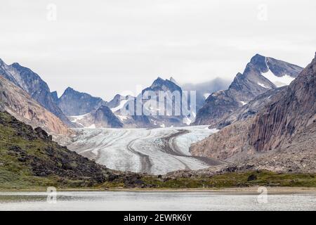 Il Ghiacciaio Igdlorsuit delle maree che scende fino al mare, Prins Christian Sund, Groenlandia, regioni polari Foto Stock