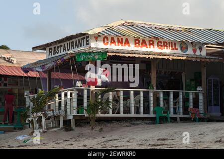 Punta Cana, repubblica Dominicana - 13 Gennaio 2020: Cana Bar Grill, ristorante sulla spiaggia di Punta Cana resort. La gente comune si trova nelle vicinanze Foto Stock
