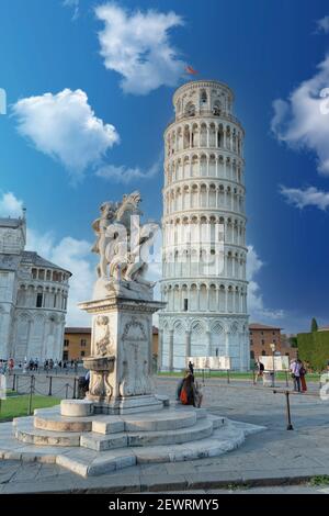 I turisti ammirano la fontana rinascimentale e la Torre Pendente di Pisa in estate, Patrimonio dell'Umanità dell'UNESCO, Pisa, Toscana, Italia, Europa Foto Stock